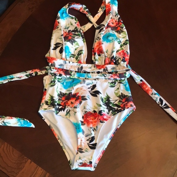 Cupshe Swimsuit - Picture 5 of 6